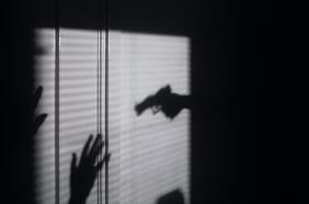 El ridículo robo a un banco que llevó a descubrir cómo una persona ignorante tiene tanta confianza en sí misma