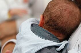 Posnatal de un año: la propuesta que abre un intenso debate en medio de la crisis de natalidad en Chile