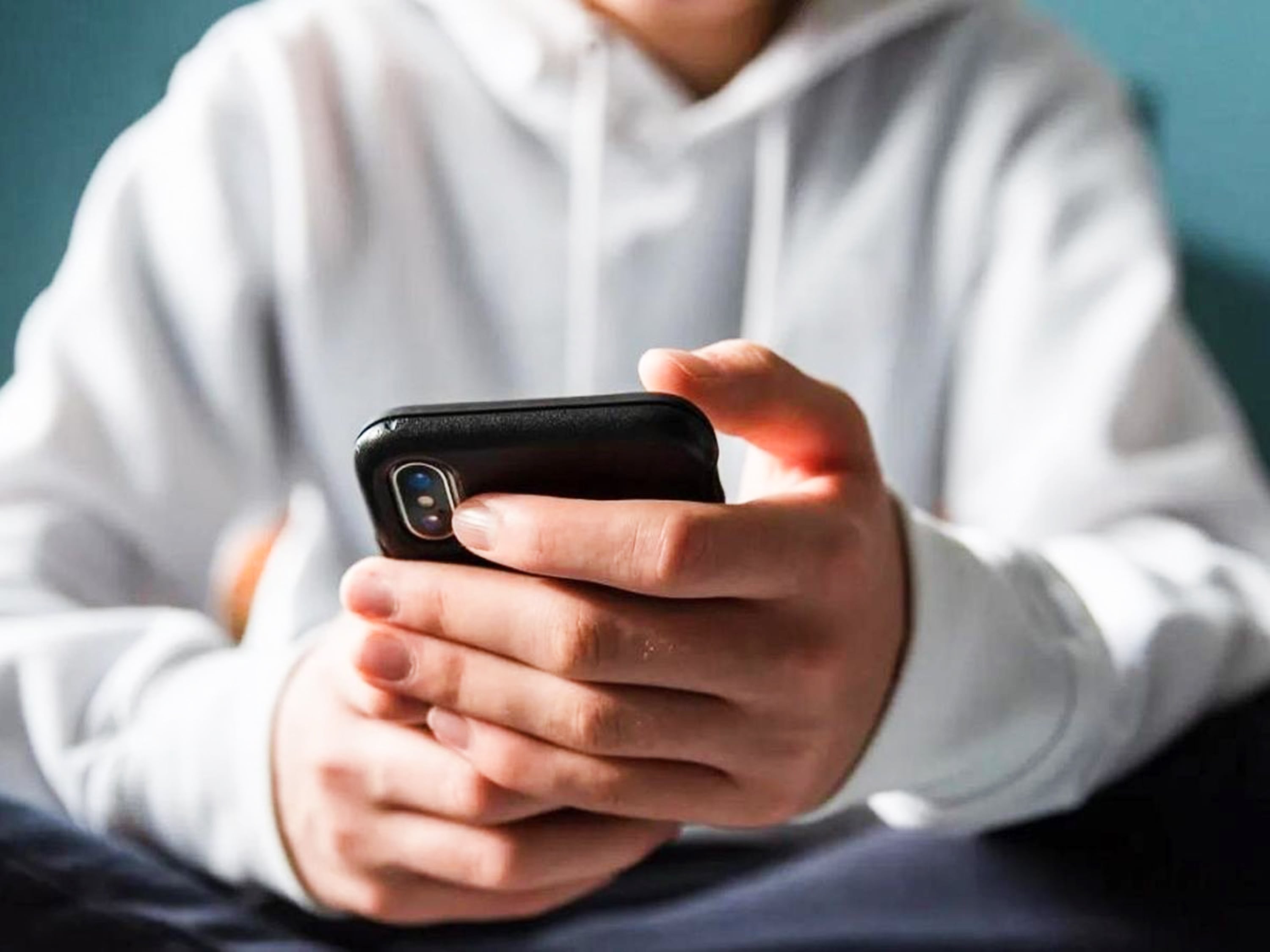 ENSEÑAR, NO PROHIBIR: La clave para proteger a los jóvenes en la era digital