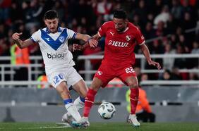 Con Mauricio Isla de titular: Tevez debuta como DT de Independiente con un polémico triunfo