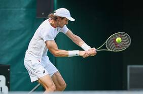 Un magistral Nicolás Jarry vence en dos sets a Stefanos Tsitsipas y se mete en los cuartos de final del Halle Open
