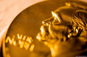 Científicos responsables de descubrir células guardianes del sistema inmune reciben Premio Nobel de Medicina