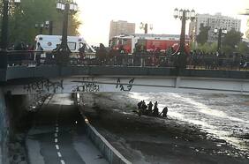 Fiscalía retira desde comisaría dos cámaras personales que portaba el carabinero imputado por caída de menor en Pío Nono