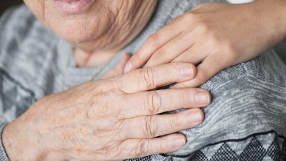 Cómo es el fármaco contra el Alzheimer que repara el daño del ADN y reduce la inflamación cerebral, según estudios