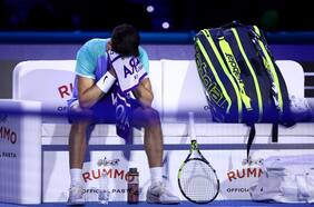 Casper Ruud sorprende a Carlos Alcaraz y lo derrota en su estreno en las Finales de la ATP