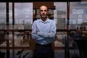 La advertencia de Yuval Noah Harari: “Una bomba atómica no puede decidir dónde detonar. La IA, sí”