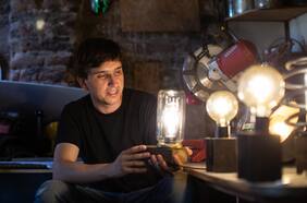 El artesano de la luz: el chileno que exporta lámparas con materiales reciclados