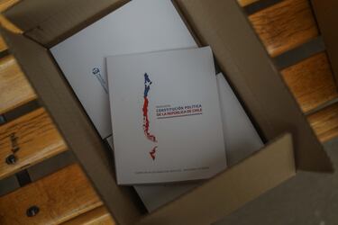 El kiosco “Chile Vota Informado”, abrió sus puertas este viernes para entregar a la ciudadanía las propuestas de texto de nueva Carta Magna del Consejo Constitucional. Sebastián Beltrán Gaete / Agencia Uno.