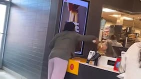 Mujer lanza café hirviendo a gerente de McDonald’s tras discusión por su pedido