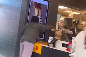 Mujer lanza café hirviendo a gerente de McDonald’s tras discusión por su pedido