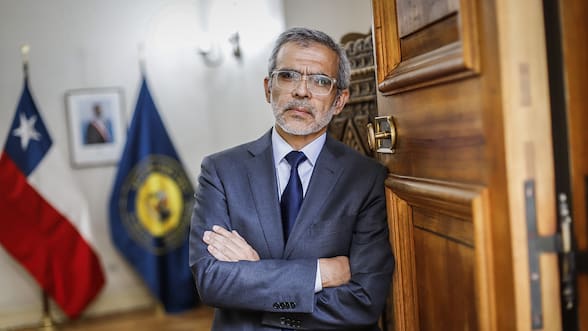 Ministro Cordero declina ofrecimiento de Boric para integrar el CDE y Jorge Escobar asoma como nuevo favorito