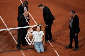 Protesta en Roland Garros: joven invade la cancha y se ata a la malla durante la semifinal entre Cilic y Ruud