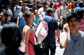 Educación financiera: 42% de los chilenos tiene bajo nivel de conocimiento, según Cadem y DCV