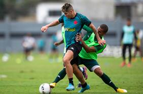 Complicaciones para Carlos Palacios en Vasco: exámenes confirman lesión en el muslo derecho