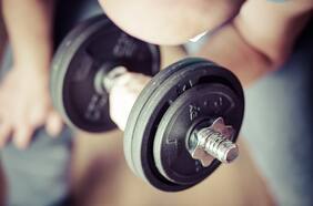 Estos 2 ejercicios controlarán tu diabetes y bajarán tu presión según un científico chileno