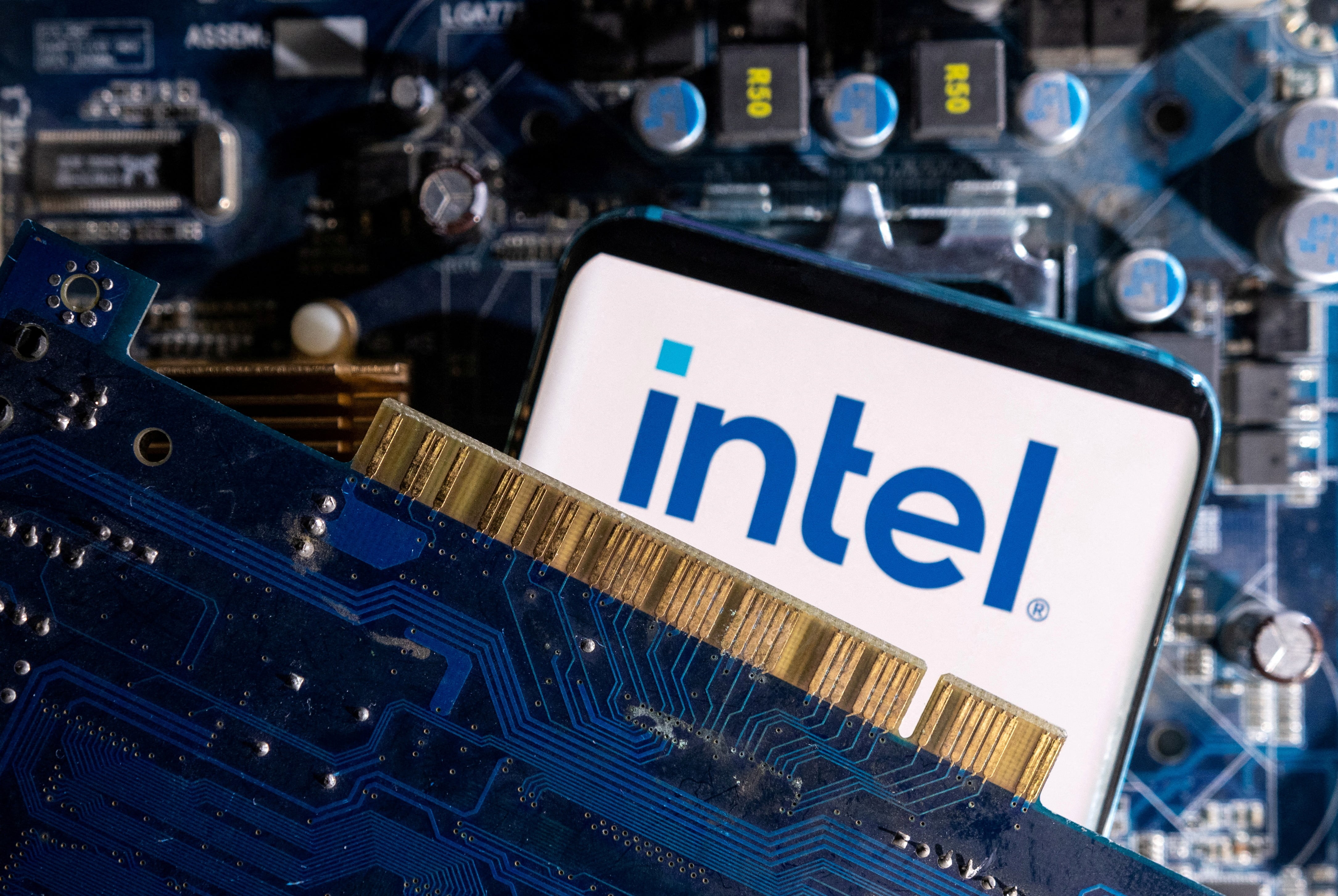 Trump dispara acciones de Intel tras anuncio sobre acuerdo con Apple para fabricar chips en EE.UU.