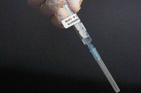 Otro dilema de la pandemia: ¿Sirve la estrategia de vacunar a más personas pero con una sola dosis?