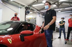 Charles Leclerc se las da de actor por un día