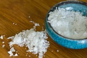 Un 98% de los adultos consumen más sal de lo que deberían: ¿cómo afecta al organismo?