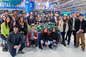 Estudiantes de Ingeniería Comercial USS aprenden en terreno la exitosa estrategia de Walmart