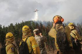 Gobierno anuncia que brigadistas internacionales extenderán su permanencia para apoyar combate de incendios