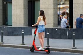 Se usan como reemplazo al auto: ¿qué tan peligroso es manejar un scooter tras consumir alcohol?