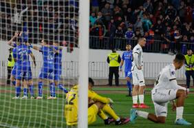 En Guaraní se lamentan por la goleada ante la U y acusan jugada clave que marcó el partido