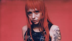 AKRIILA estrena su segundo álbum “lucy miró al mundo y notó que está girando”