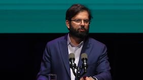 Boric condena acciones de los overoles blancos en liceos emblemáticos y advierte que “están cometiendo delitos”