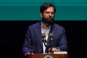 Boric condena acciones de los overoles blancos en liceos emblemáticos y advierte que “están cometiendo delitos”