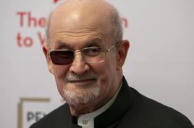 Salman Rushdie y cómo su visión del atentado que sufrió postergó el juicio a su atacante