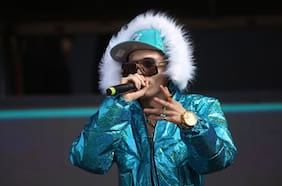 Con pirotecnia, cambios de vestuario y polémica: Marcianeke debutó en Lollapalooza