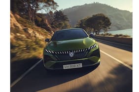 El Peugeot 408 se actualiza y se electrifica