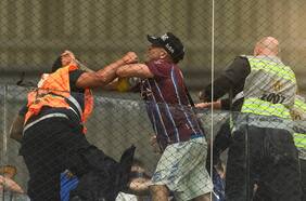 Violencia en la Copa Sudamericana: graves incidentes entre la hinchada de Godoy Cruz y la policía brasileña