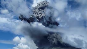 Erupción de volcán en Indonesia obliga a cancelar cientos de vuelos y afecta a más de 22 mil pasajeros