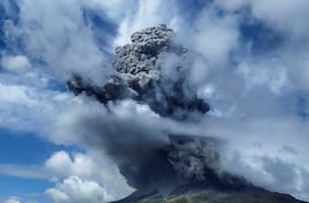 Erupción de volcán en Indonesia obliga a cancelar cientos de vuelos y afecta a más de 22 mil pasajeros