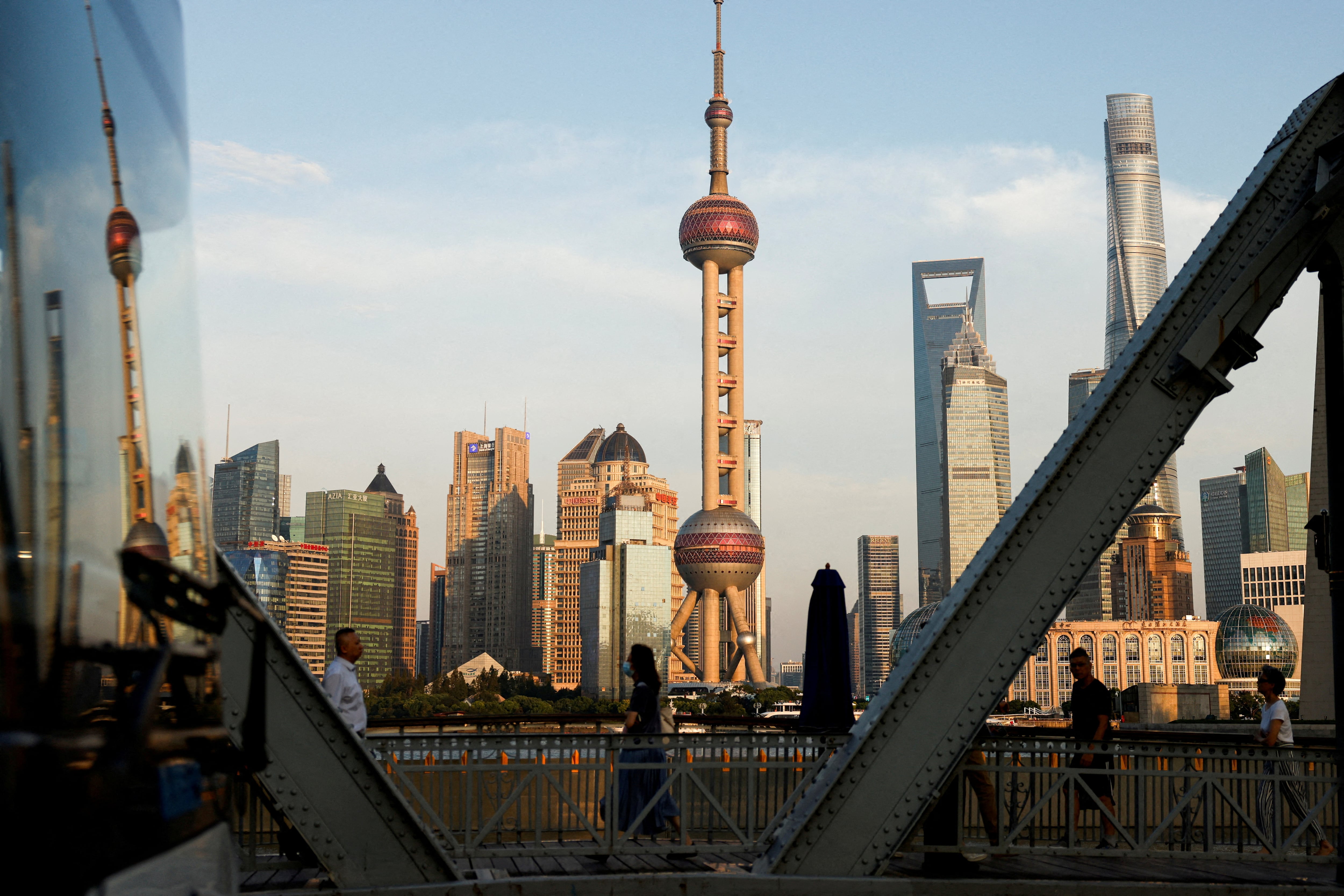 Vista del distrito financiero de Pudong reflejada en un autobús que pasa por el lugar, en Shanghái, China, el 27 de septiembre de 2024. Foto: Archivo