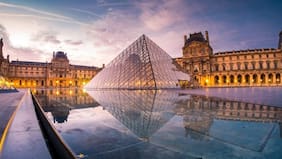 El museo del Louvre reabre sus puertas por primera vez tras el robo de joyas del domingo