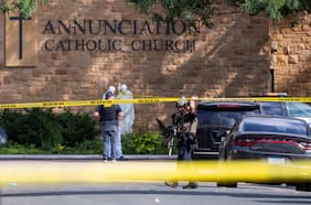 Cómo fue el tiroteo en la iglesia de una escuela en Minneapolis que terminó con 2 niños muertos y 17 heridos