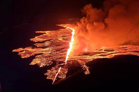 Autoridades declaran estado de emergencia tras erupción de volcán en Islandia