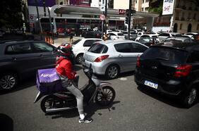 Las razones tras el desabastecimiento de combustible que golpea a Argentina en plena campaña electoral