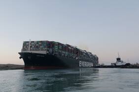 Las maniobras en el Canal de Suez tienen éxito y logran reflotar al gigantesco “Ever Given” tras seis días varado