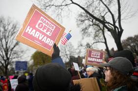 Juez federal dictamina que la administración Trump canceló ilegalmente la financiación de Harvard