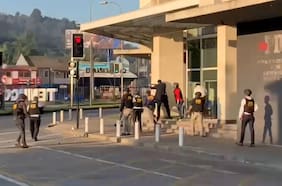 Marcha en conmemoración por Yordan Llempi termina en enfrentamientos contra personal de la PDI por ataques a edificio institucional en Temuco