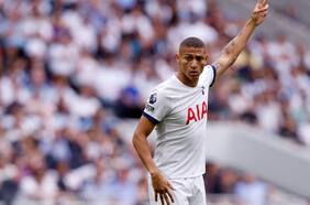 De provocador a pedir ayuda: el complejo momento de Richarlison, la figura brasileña del Tottenham