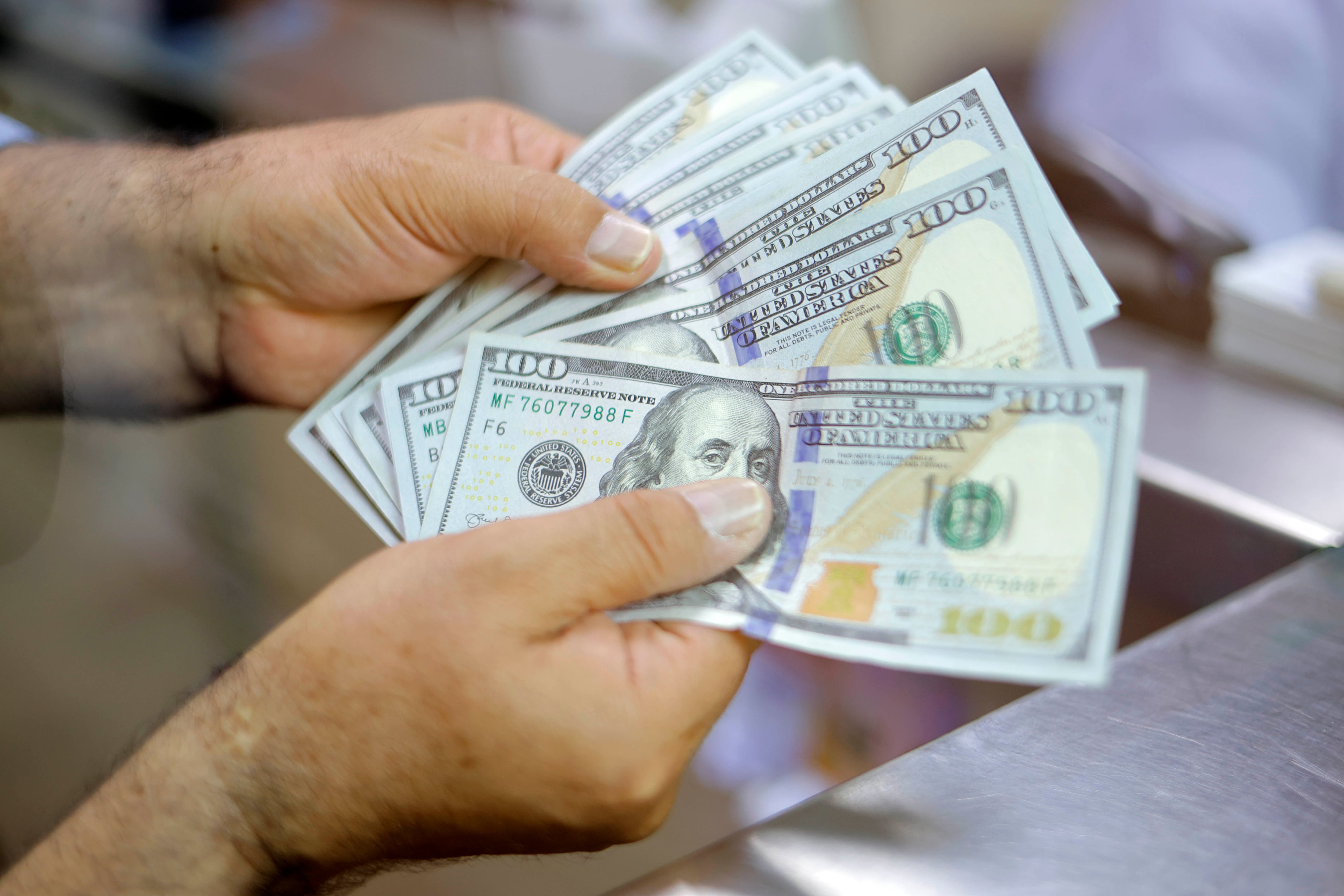 El dólar vuelve a subir en jornada marcada por aplazamiento del encuentro por la paz entre Estados Unidos e Irán