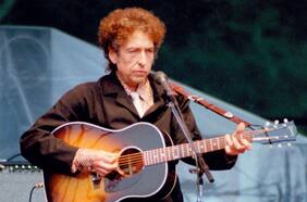 ¿Prohibir los celulares en los conciertos? El debate que abre Bob Dylan en otros países y que también llega a Chile
