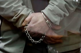 Traumatólogo es detenido por abuso sexual por sorpresa: tiene dos denuncias con mismo modus operandi