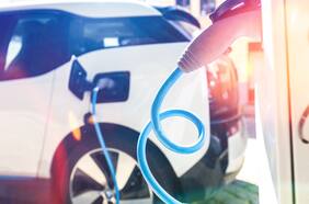 Golpe a la electromovilidad: se estiman alzas de un 15% en paquetes de baterías