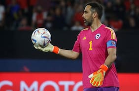 Los ‘tips’ de Claudio Bravo a Gabriel Maureira después de la goleada que Colo Colo sufrió ante Coquimbo Unido